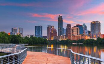 A winding section of the boardwalk portion of the Ann and Roy Butler Hike-and-Bike Trail over Lady Bird Lake in Austin, Texas.